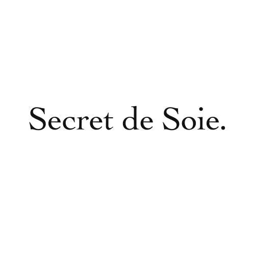 Bonnet en soie : l’accessoire indispensable pour protéger vos cheveux pendant la nuit - Secret de Soie