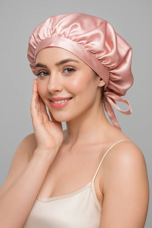 Bonnet en soie : à quoi ça sert vraiment et pourquoi il change vos cheveux - Secret de Soie