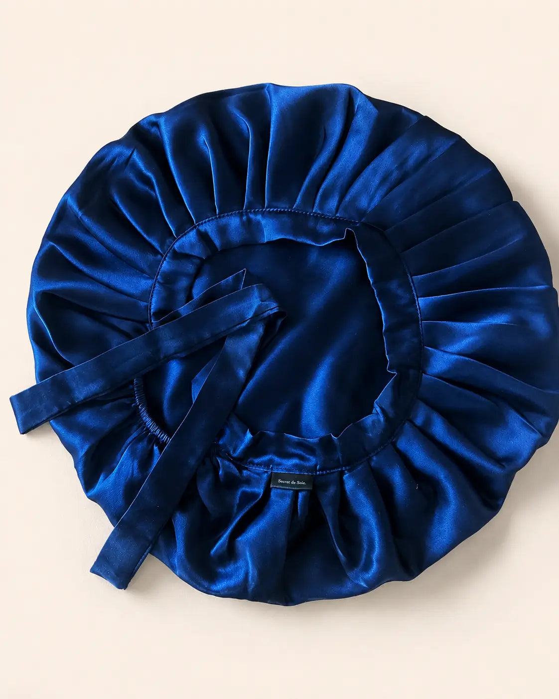 Bonnet de nuit en soie de mûrier bleu nuit Secret de Soie, protège les cheveux de la casse pendant le sommeil