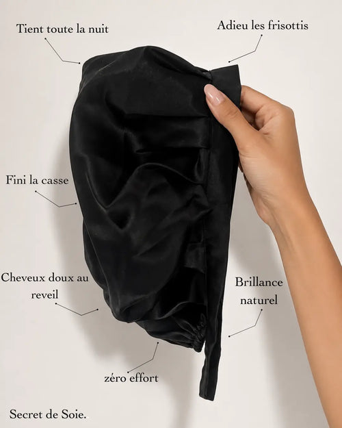 Le bonnet en soie de mûrier Secret de Soie préserve l'hydratation naturelle des cheveux pendant la nuit